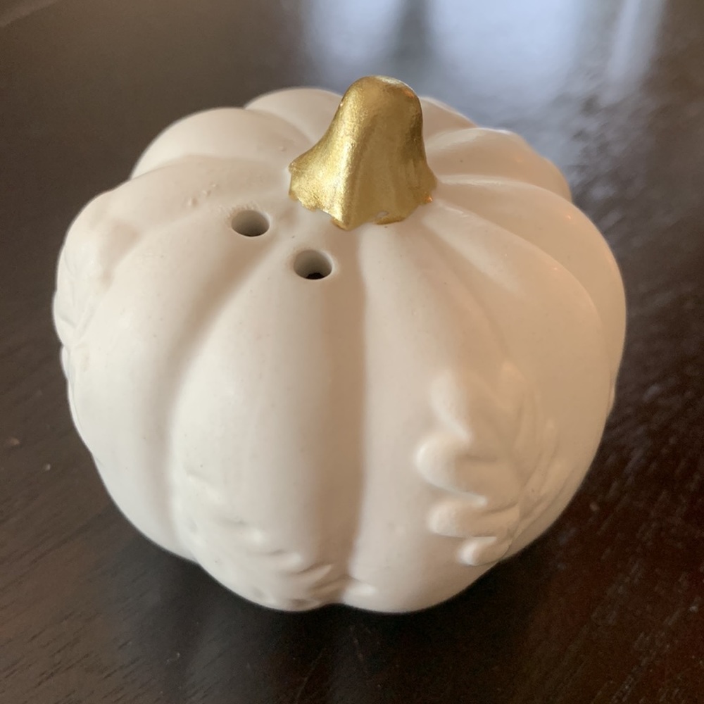 Adorable ceramic pumpkin salt and pepper shakers - Picture 3 of 4